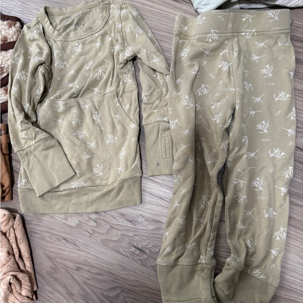Unisex Toddler 2T-3T Goumi pajamas and vest bundle - Picture 11 of 14